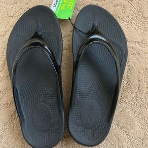 New Oofos black flip flop sandal